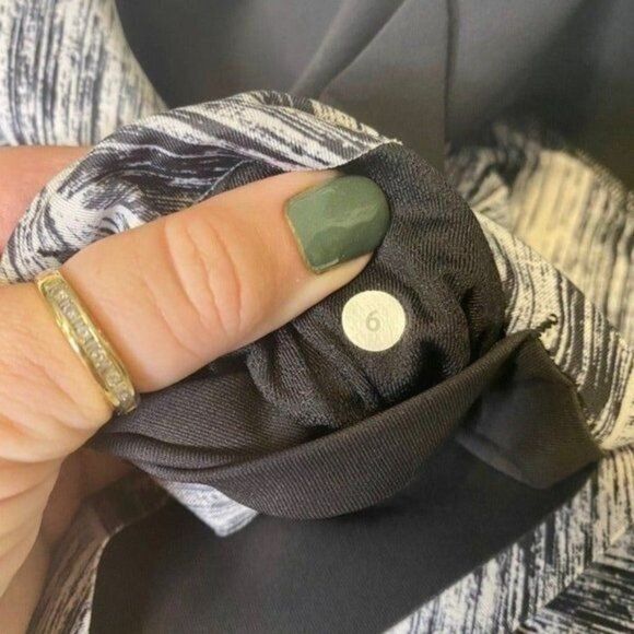 Lululemon Black & White Hot to Street Crop Leggings 6 Small - Picture 11 of 12